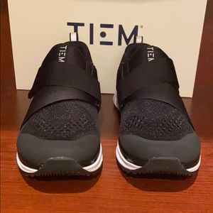 TIEM Cycling shoes with clip. Like new. Wore once.